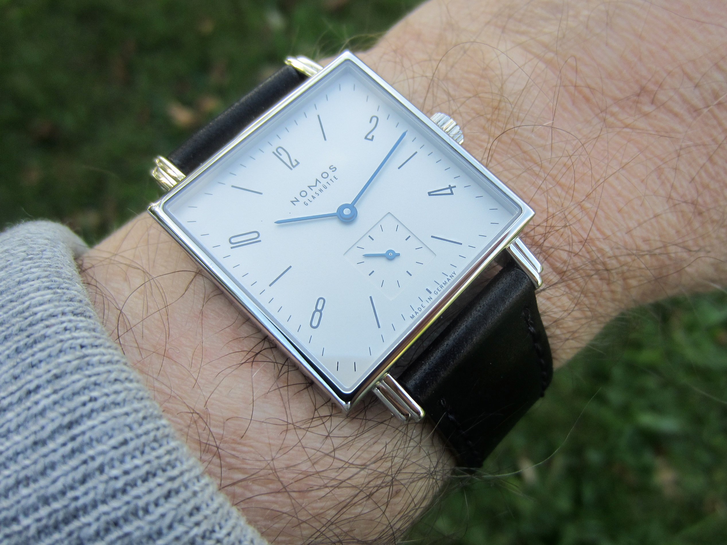 Nomos tetra on online wrist