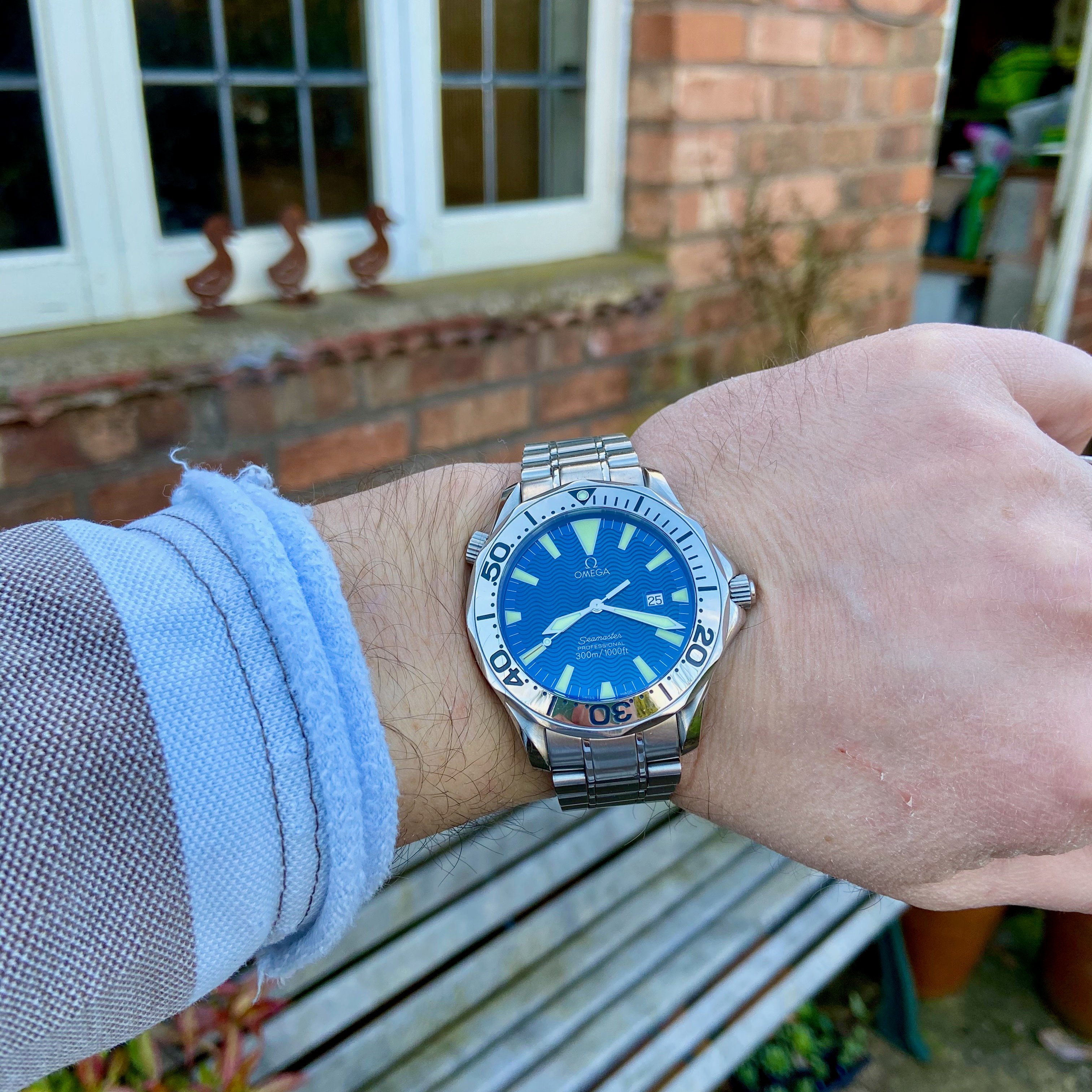 Omega seamaster shop electric blue quartz