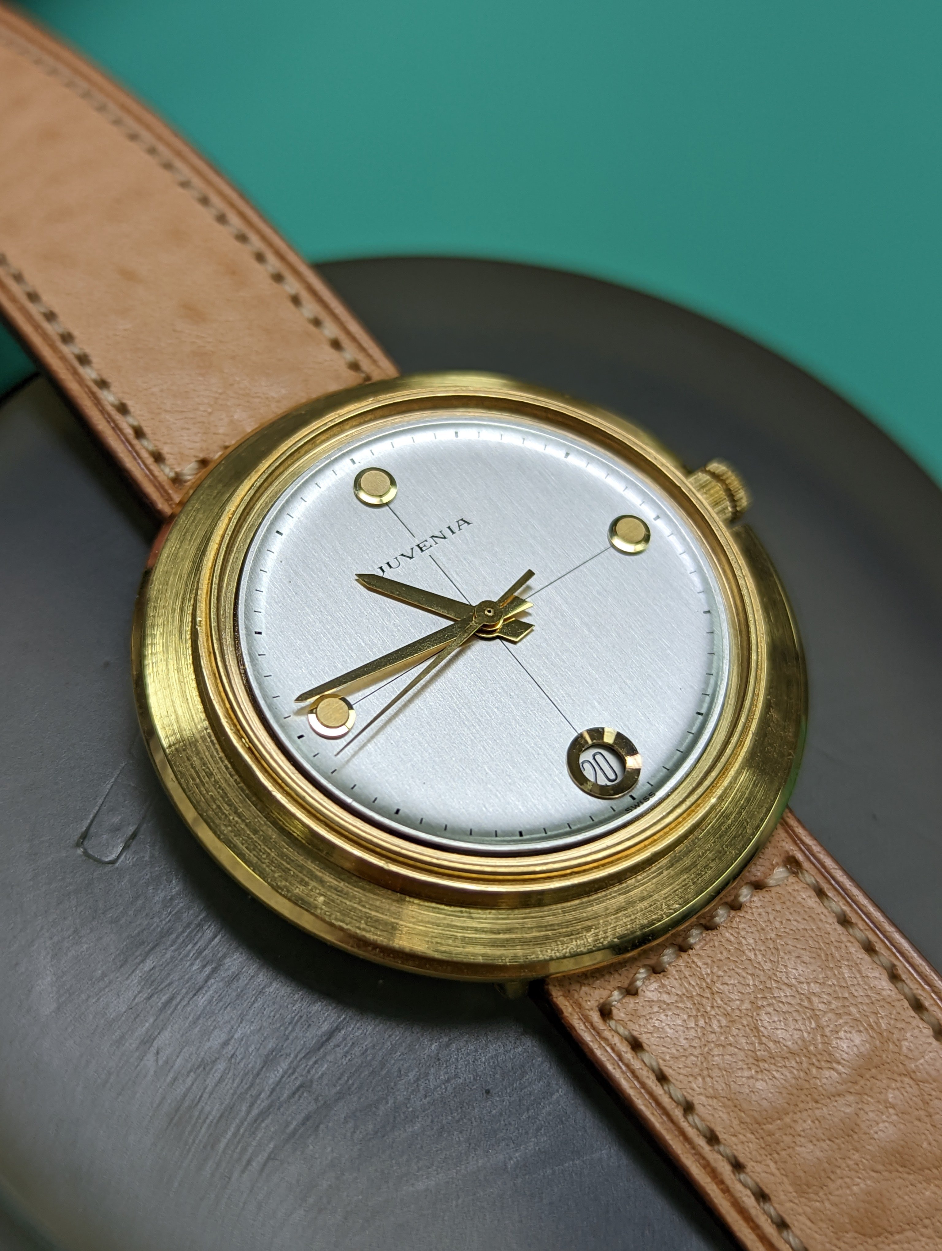 Juvenia gold online watch