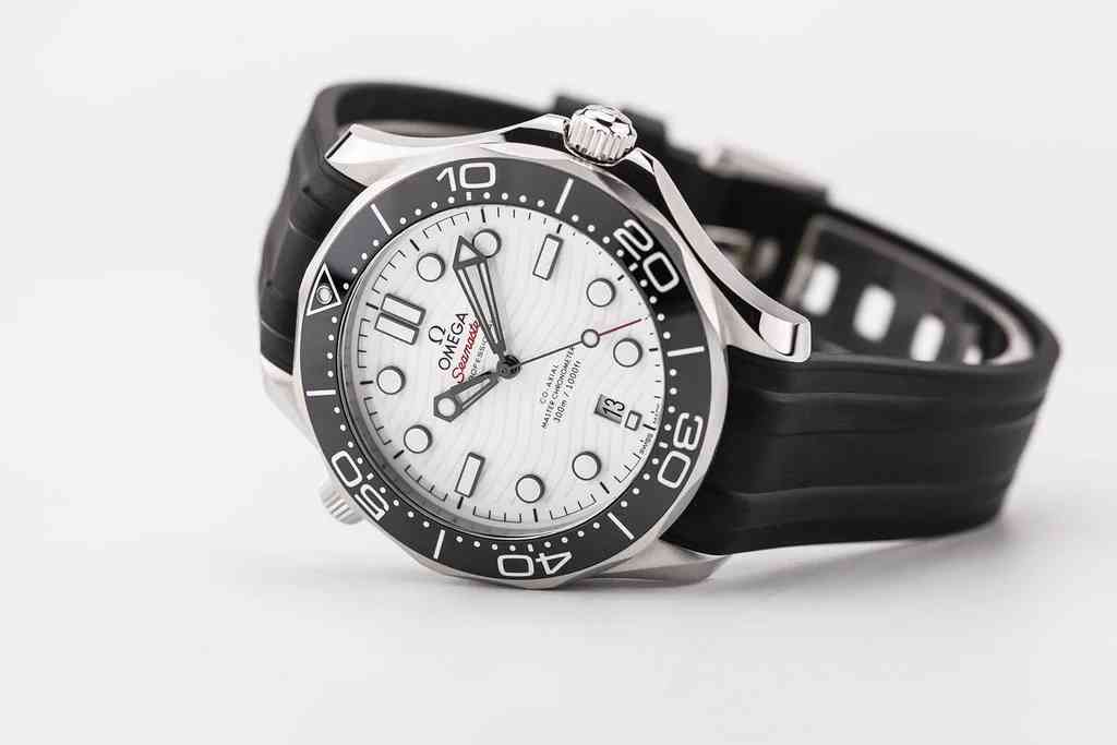 Omega Seamaster 300 - Diver - White Dial - 210.32.42.20.04.001 ( excellent )