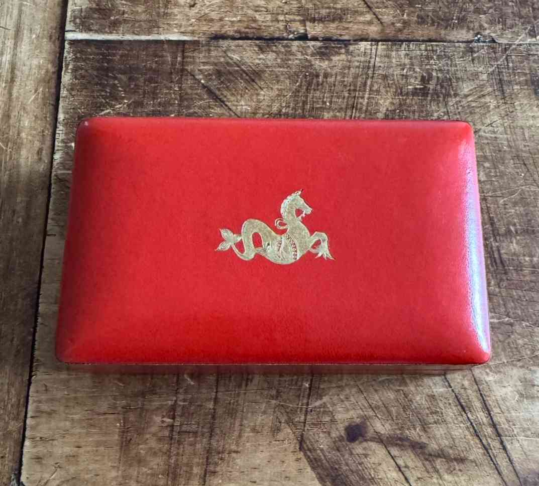 Help in identifying 2998 seahorse box