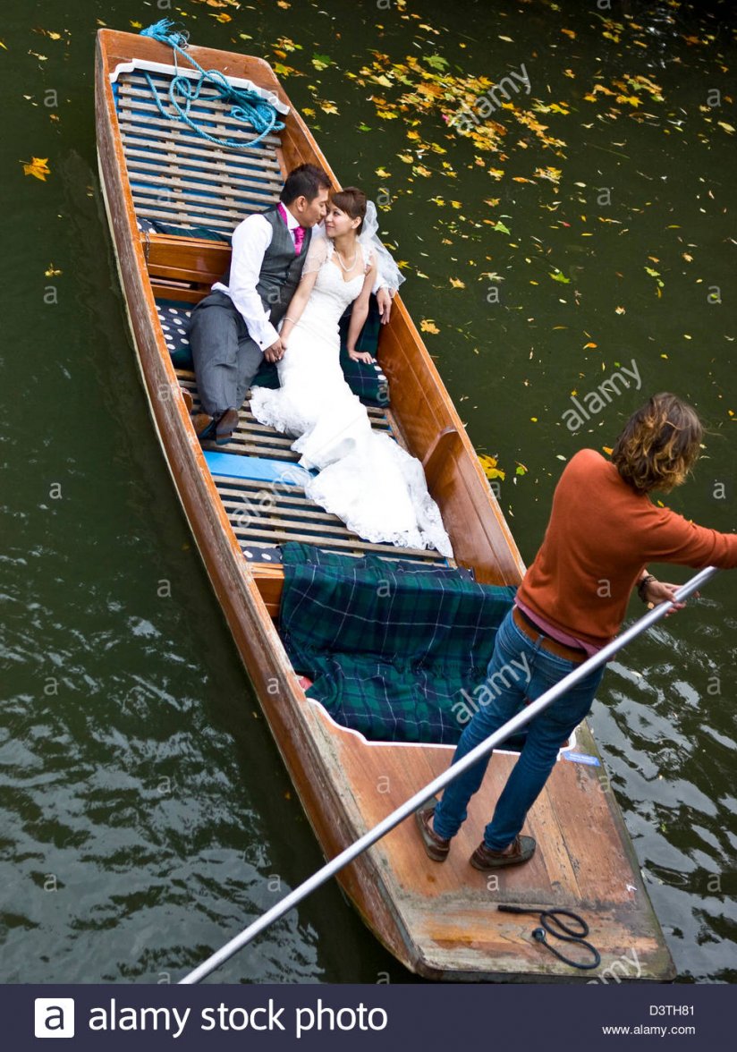 asian-bride-and-groom-in-a-punt-on-the-river-cam-the-backs-cambridge-D3TH81.jpg