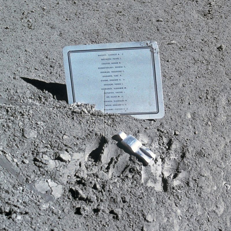 800px-Fallen_Astronaut.jpg