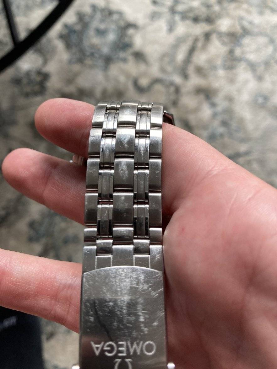 How to polish scratches out of a Stainless Steel watch using a dremel. 