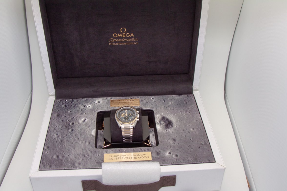 Omega Speedmaster Apollo 11 50th (4 of 14).jpg
