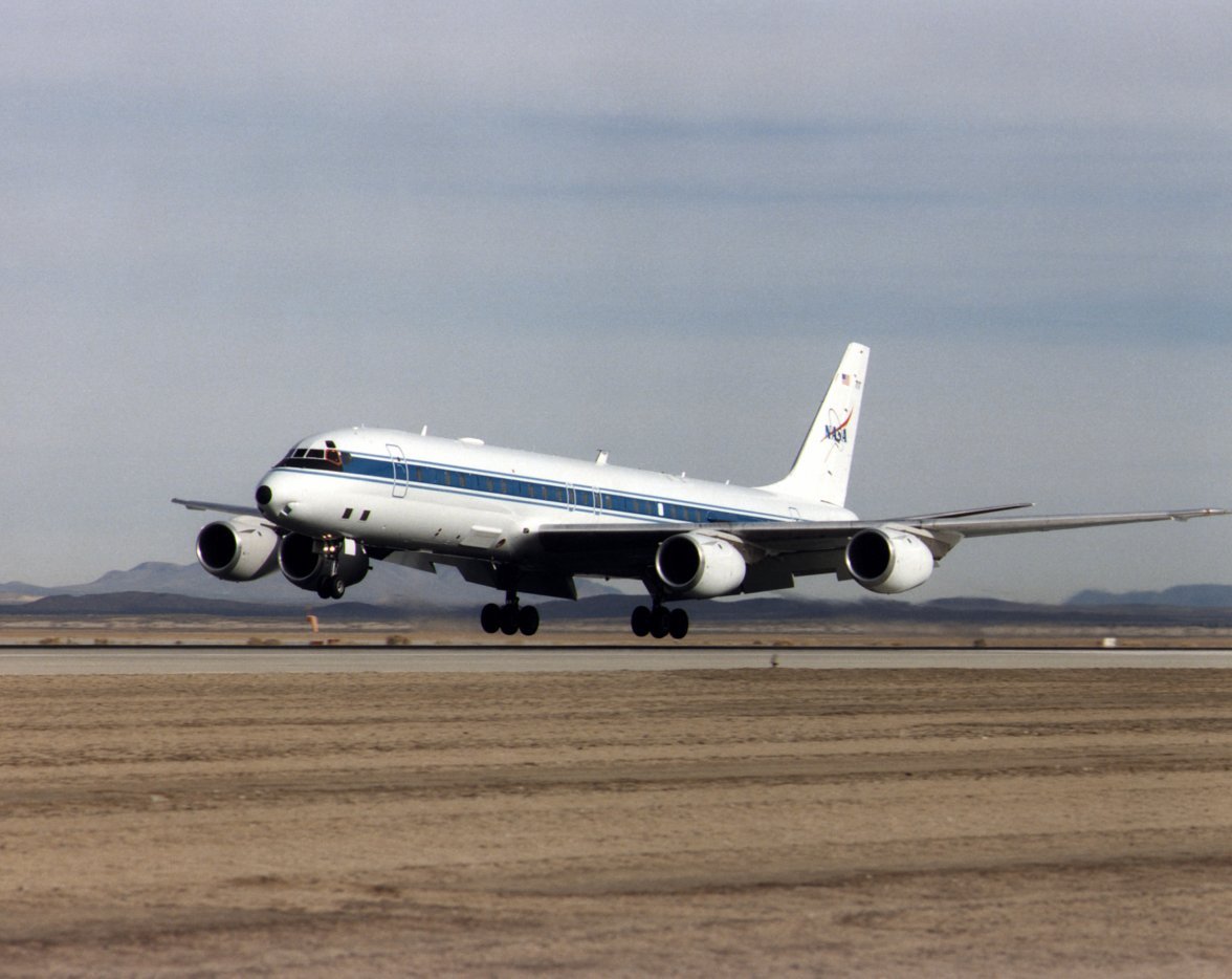 Douglas_DC-8_72_just_before_touchdown.jpg