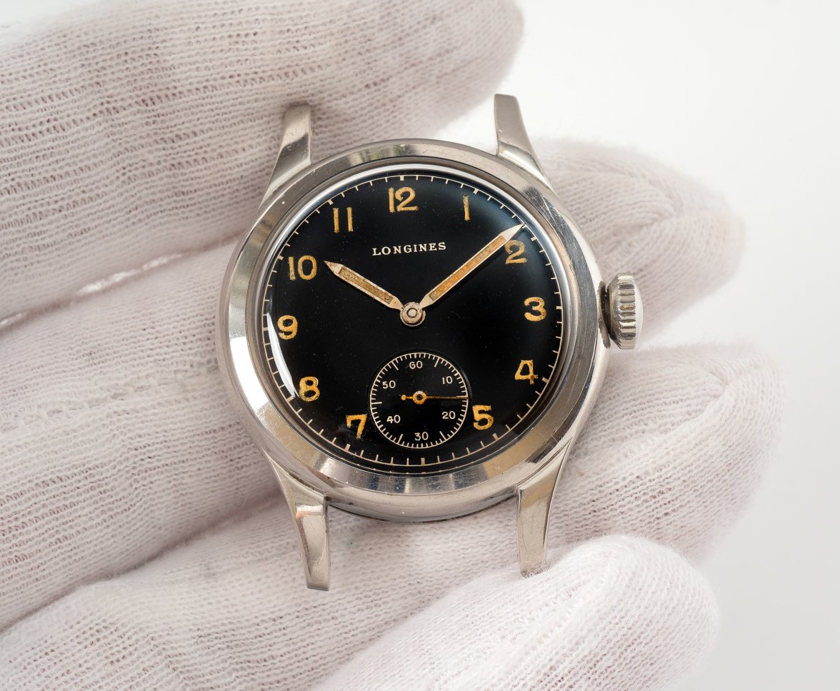 Longinescal-12.68Z,-ref-5411-black-dial,-1946-i-handen.jpg