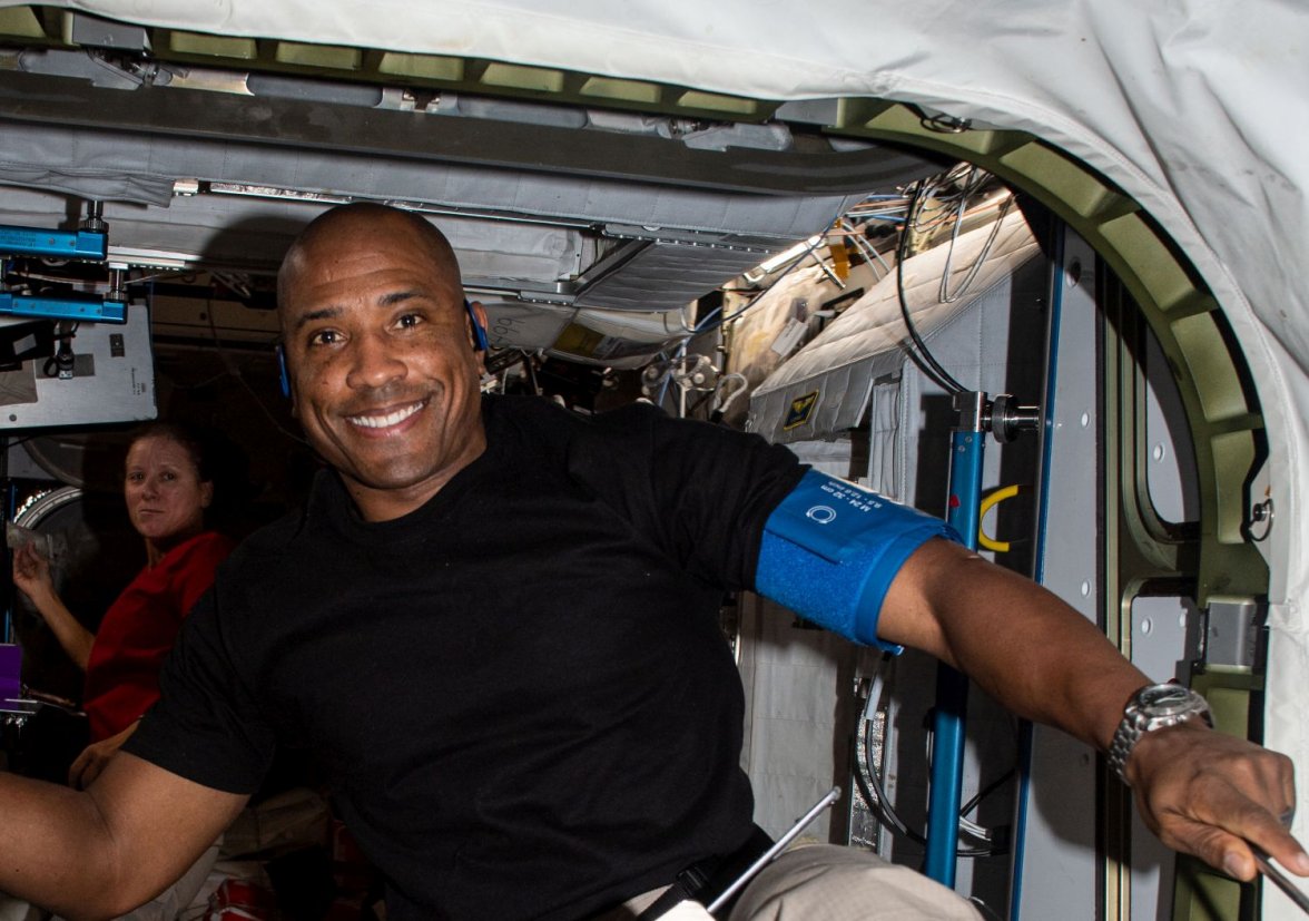 Victor Glover iss064e010968.jpg