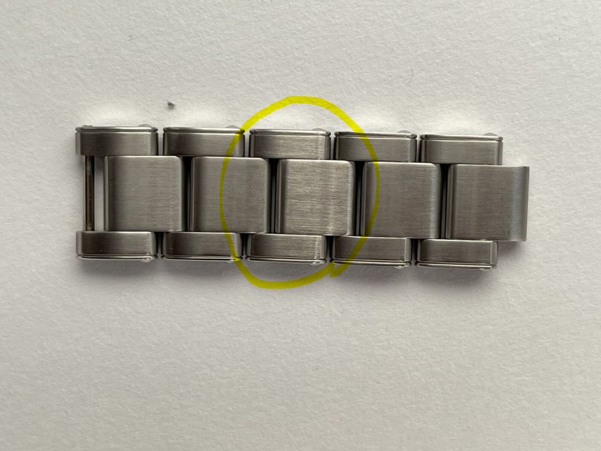 Tudor Heritage Links with 1 Non-Genuine or Improperly Polished Link.jpg Tudor Heritage Links with 1 Non-Genuine or Improperly Polished Link.jpg