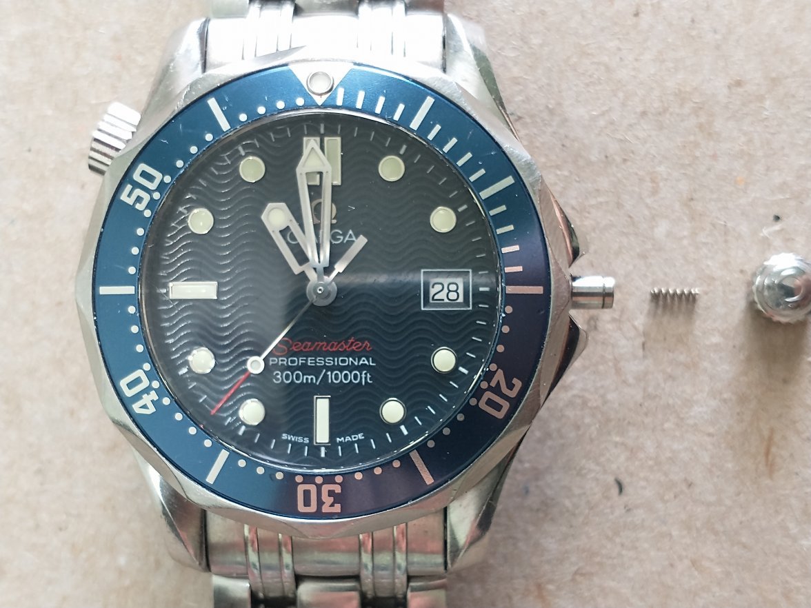 Seamaster 300 Crown Damage Pic 1.jpg