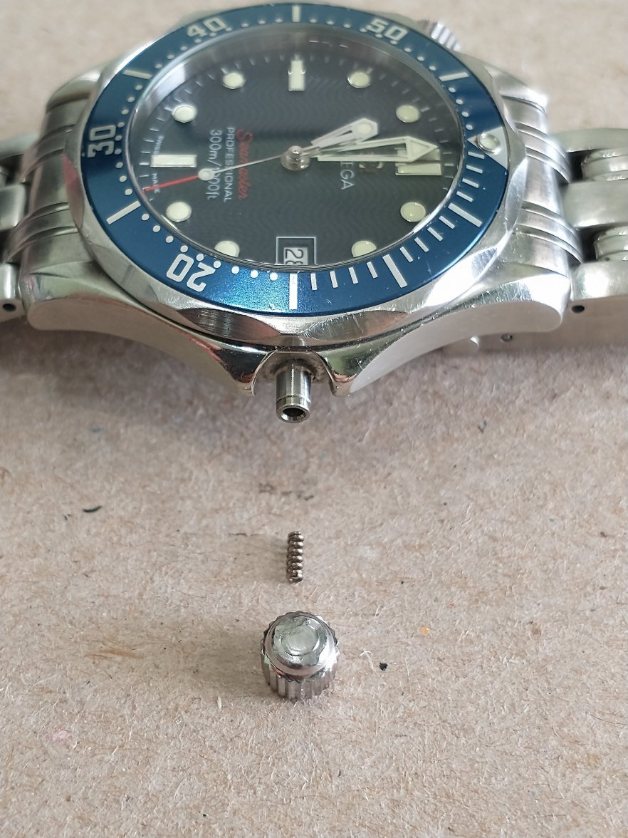 Seamaster 300 Crown Damage Pic 2.jpg