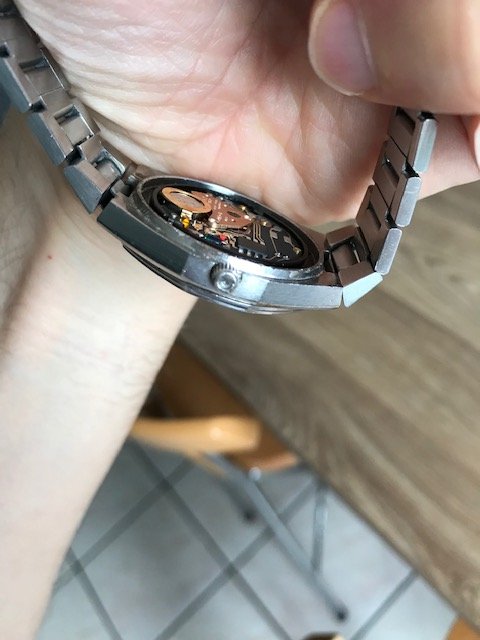 Omega Seamaster acier poussoir.jpg