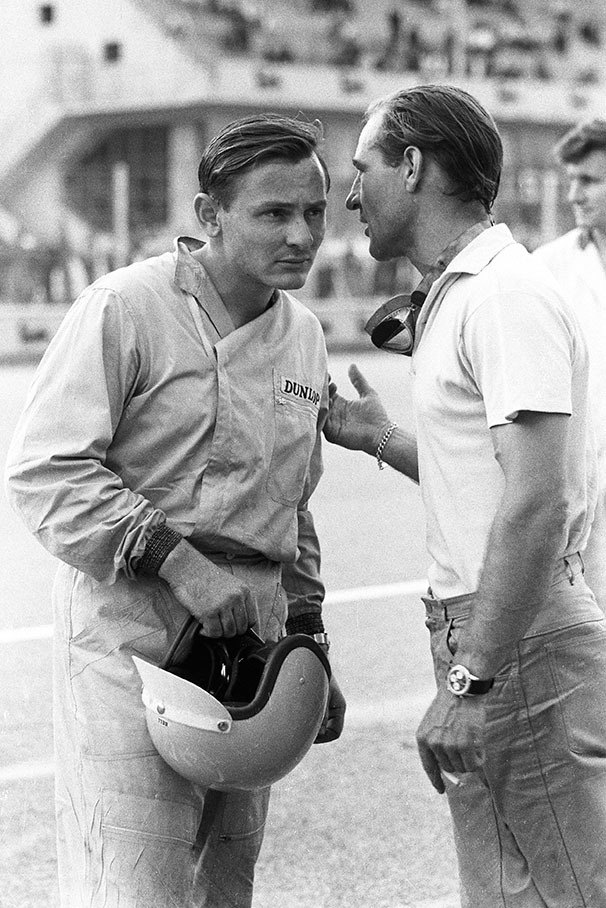 Cooper's Bruce McLaren listens to Lotus driver Innes Ireland, Italian GP Monza 1962 - 1962.jpg