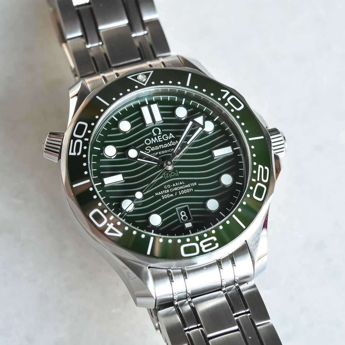 Omega-Seamaster-Diver-300M-Green-Dial-Green-Bezel-210.30.42.20.10.001-hands-on-1.jpg