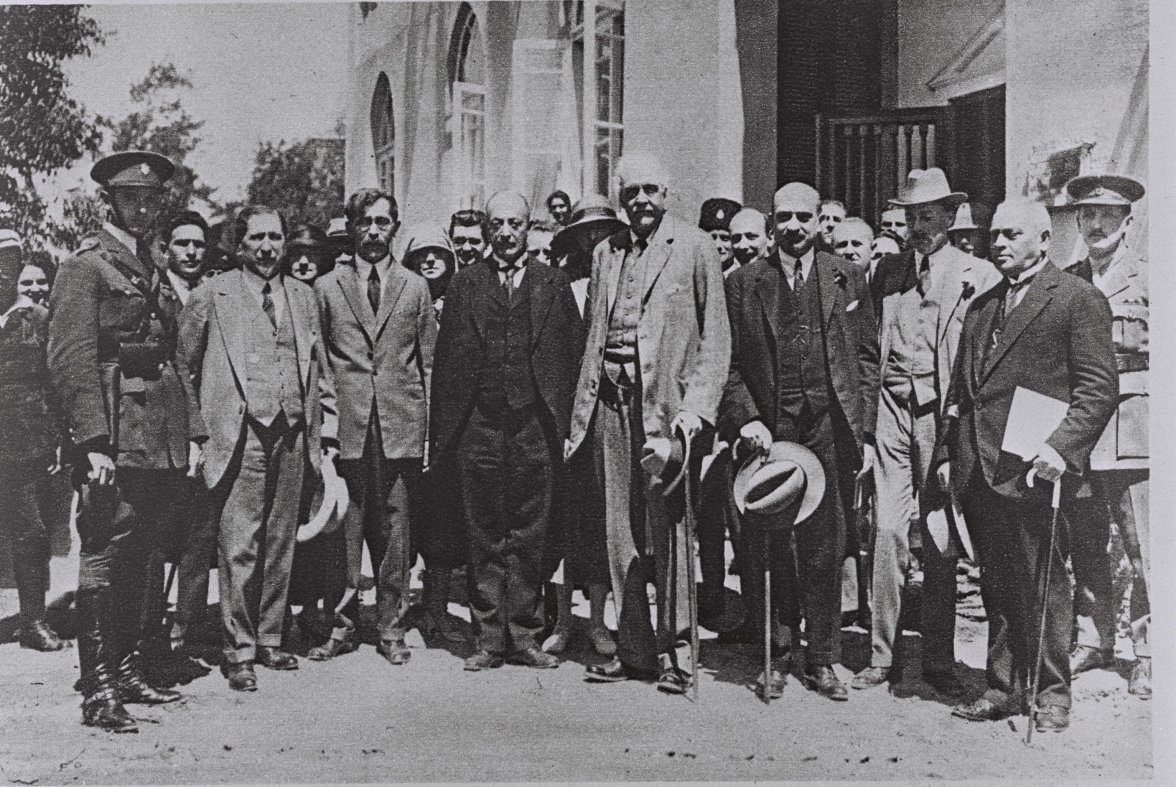 LORD_BALFOUR_(CENTER)_VISITING_TEL_AVIV._ביקור_הלורד_בלפור_(במרכז)_בתל_אביב.D838-105.jpg