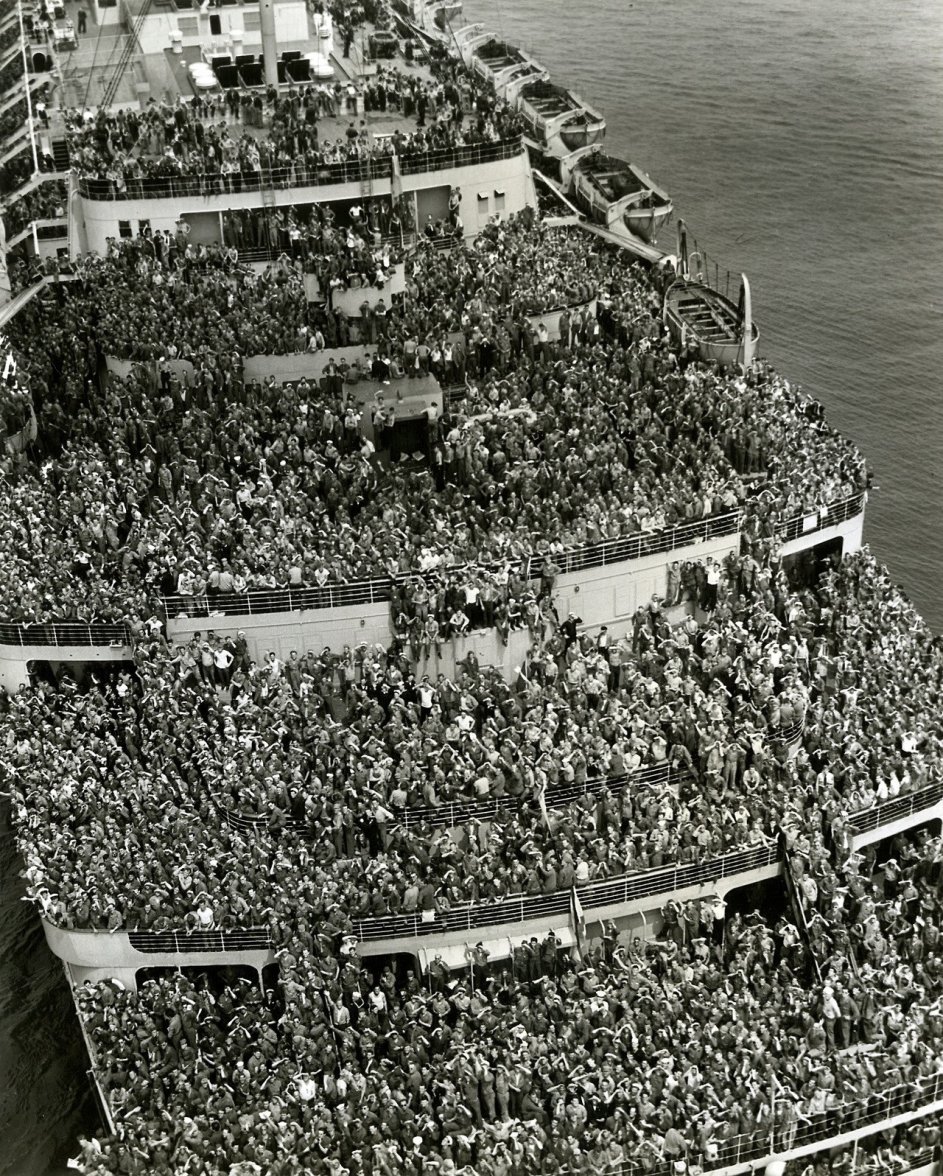 Crowded ship bringing American troops back to New York harbor after V-Day, 1945.jpg