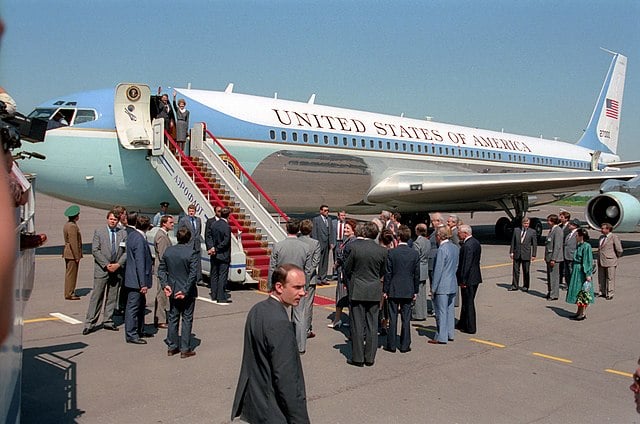 640px-President_Ronald_Reagan_and_Nancy_Reagan_arriving_at_Vnukovo_airport_in_Moscow.jpg