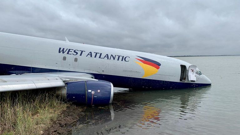 skynews-cargo-plane-overshoots-runway_5909816.jpg