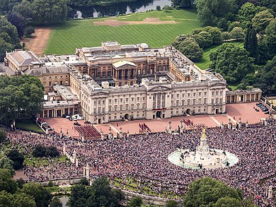 390px-Buckingham_Palace_aerial_view_2016_(cropped).jpg