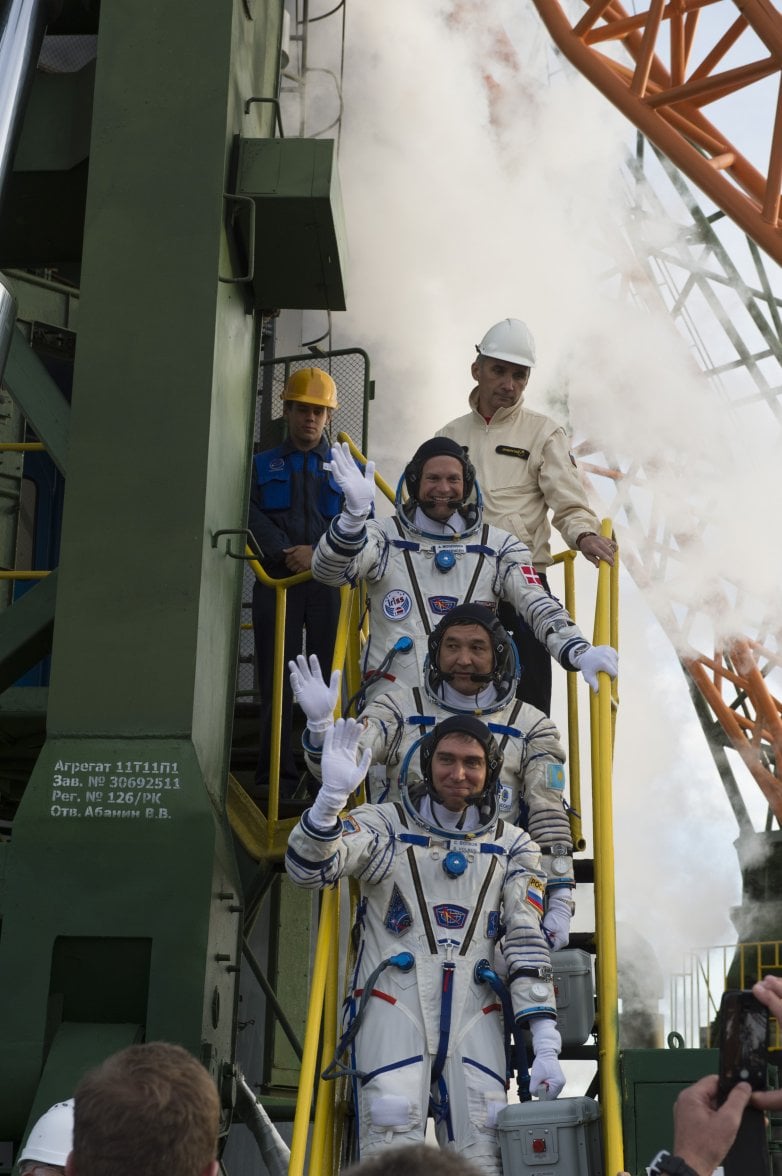 Soyuz_TMA-18M_crew_members_greeting_audience_at_the_launch_pad.jpg