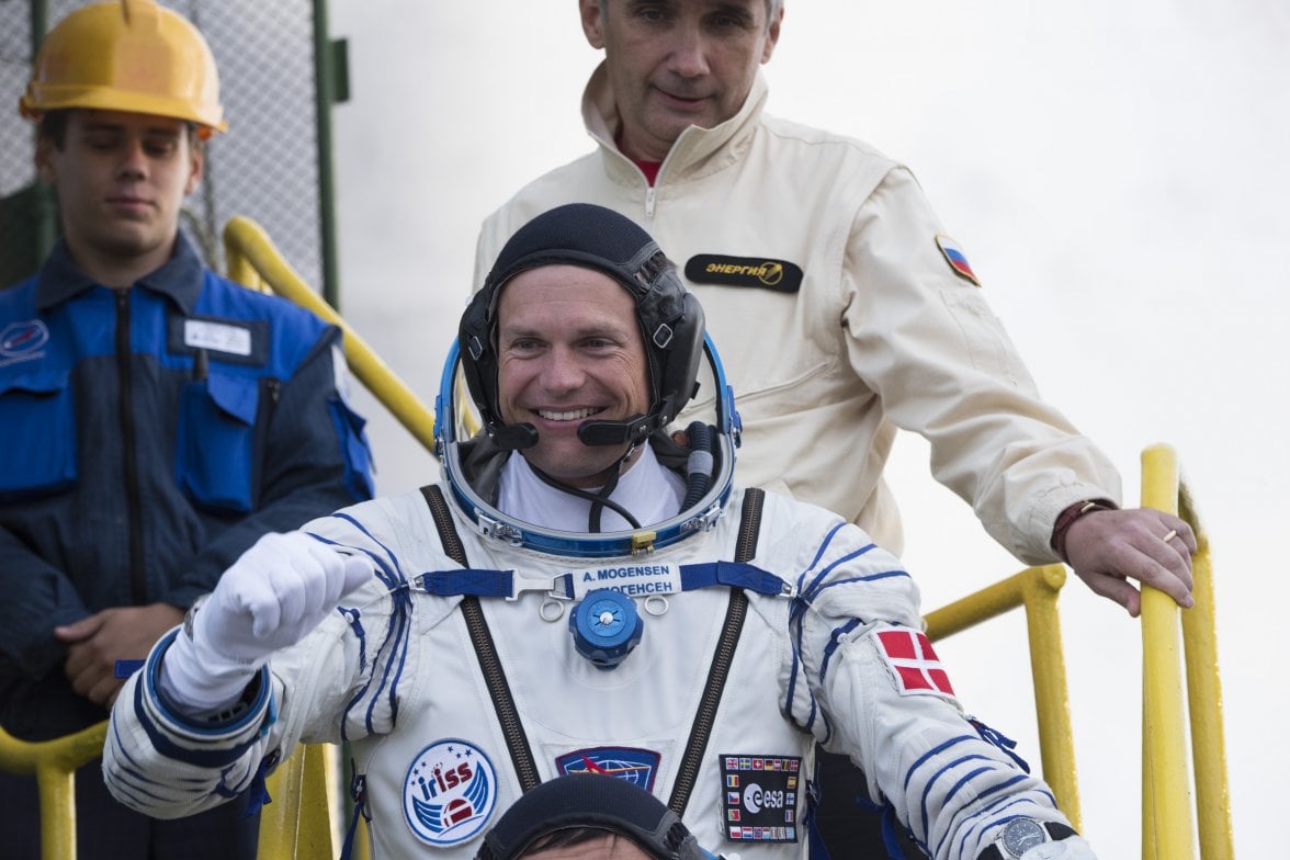 Andreas_Mogensen_greeting_audience_at_the_launch_pad.jpg