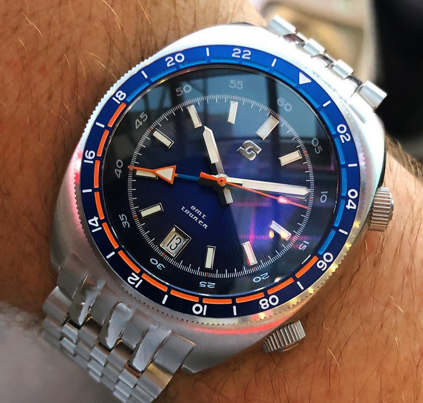 Straton-Tourer-GMT-blue on wrist.png