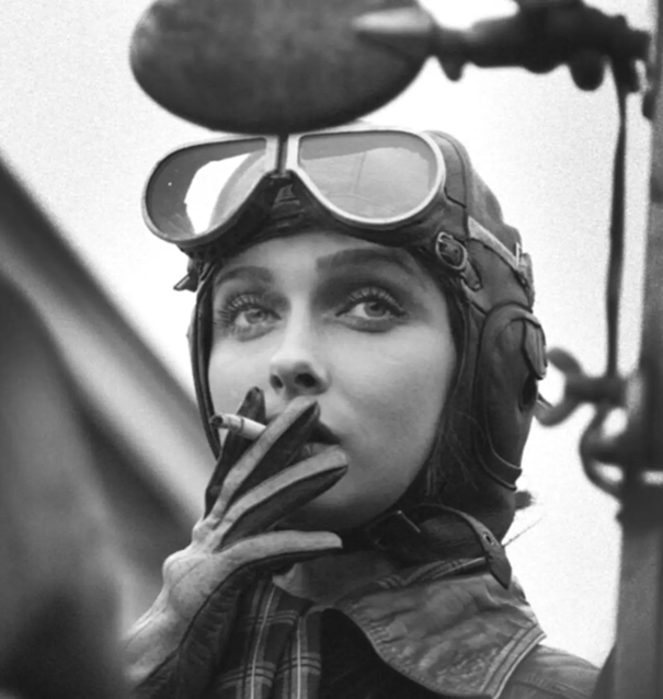 Den 22 år gamle transportpiloten Shirley Slate i 1943 trekker litt ufrisk luft mellom slagene..png