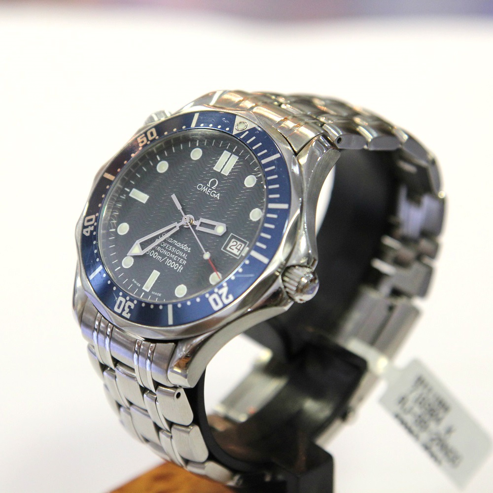 Omega Seamaster blue 4.jpg