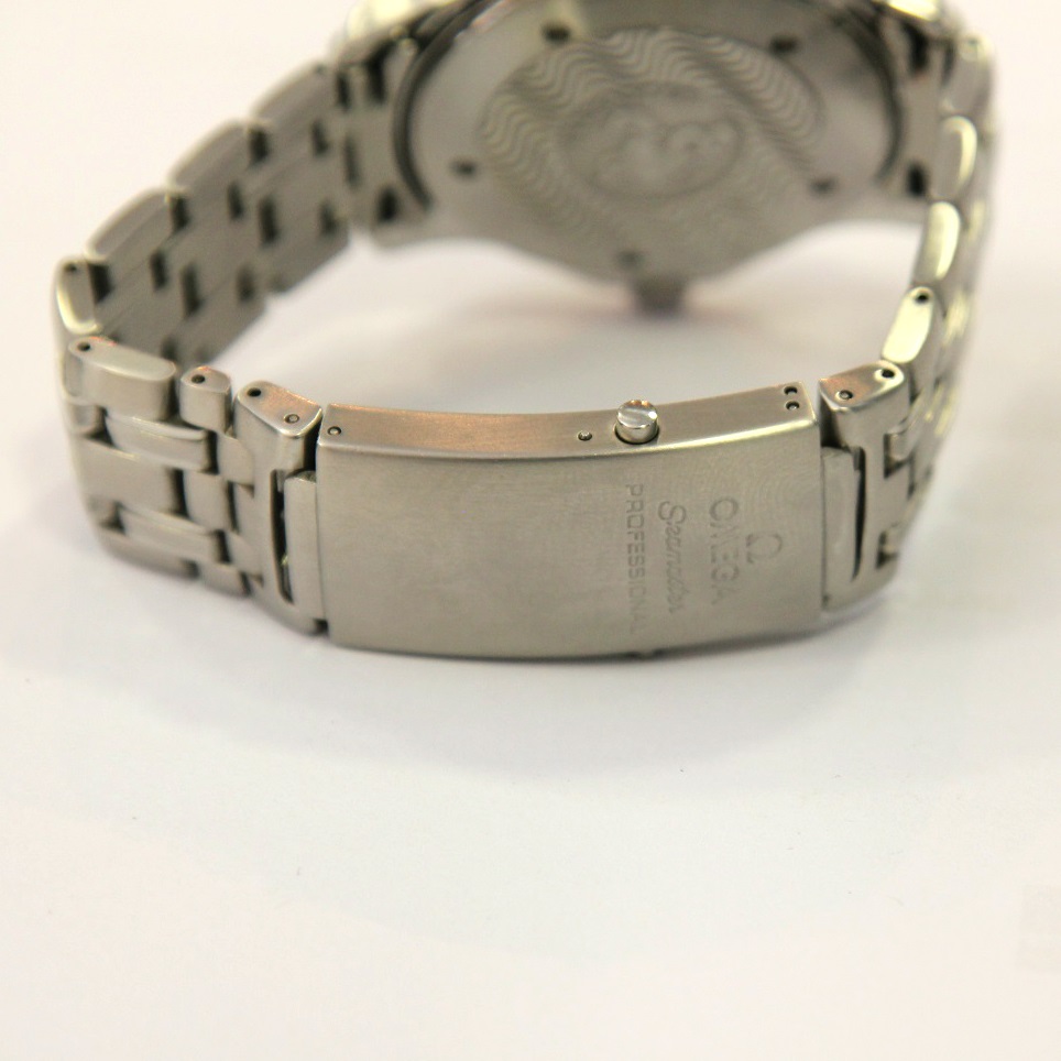 Omega Seamaster blue 8.jpg