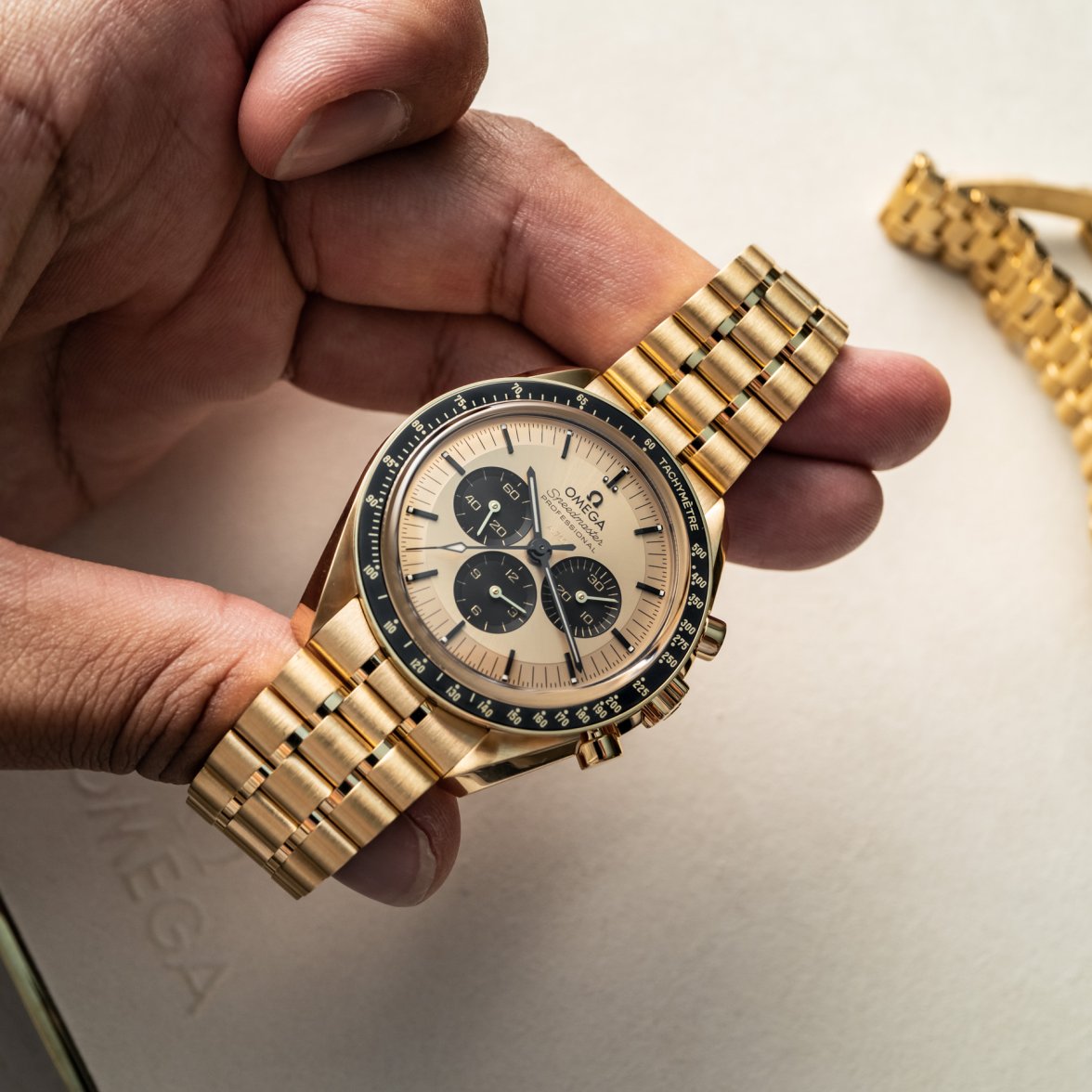 Omega-Speedmaster-Moonwatch-Professional-Moonshine-Gold-10.jpg