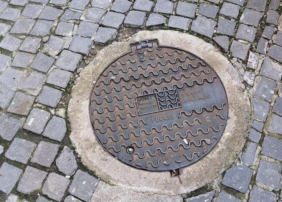 X-33 manhole cover PXL_20240210_135946253.jpg