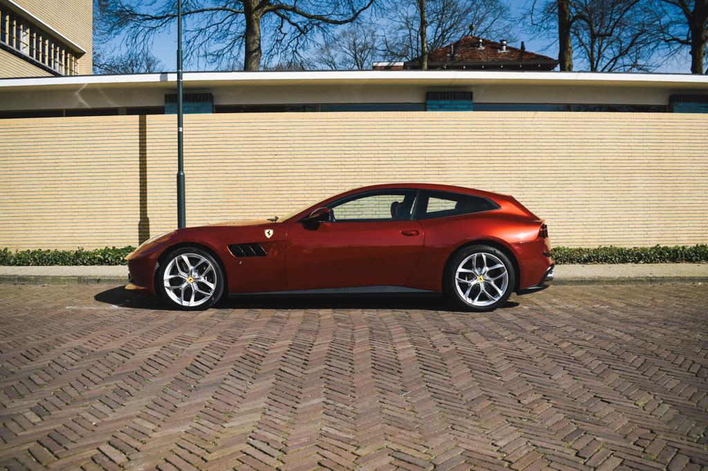 2016_Ferrari_GTC4Lusso_T_2048x2048.jpg