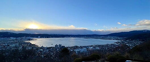 Lake_Suwa_as_seen_from_Tateishi_Park_(east).jpg