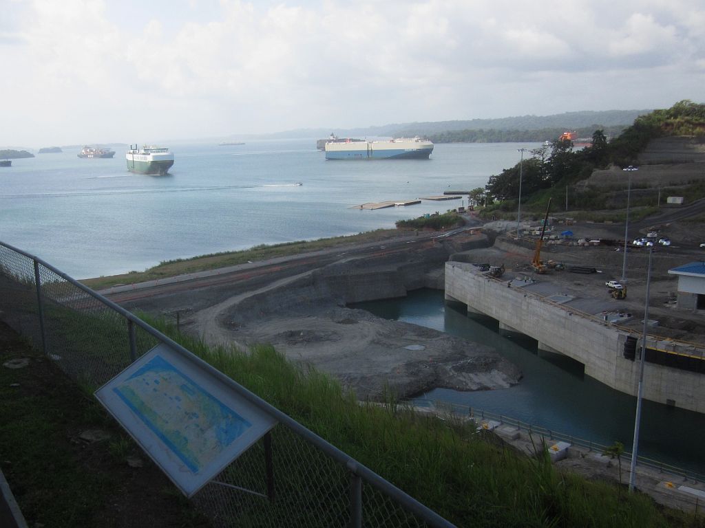 Gatun locks dyke IMG_1342.jpg