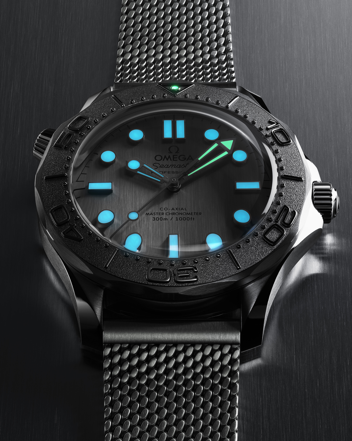 210.30.42.20.06.002_Diver300M_CloseUp_Luminova_4_5.webp