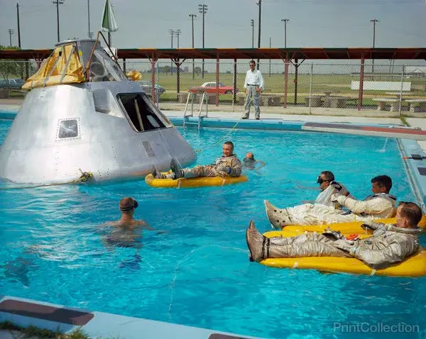 apollo-1-astronauts-working-by-the-pool_grande.webp