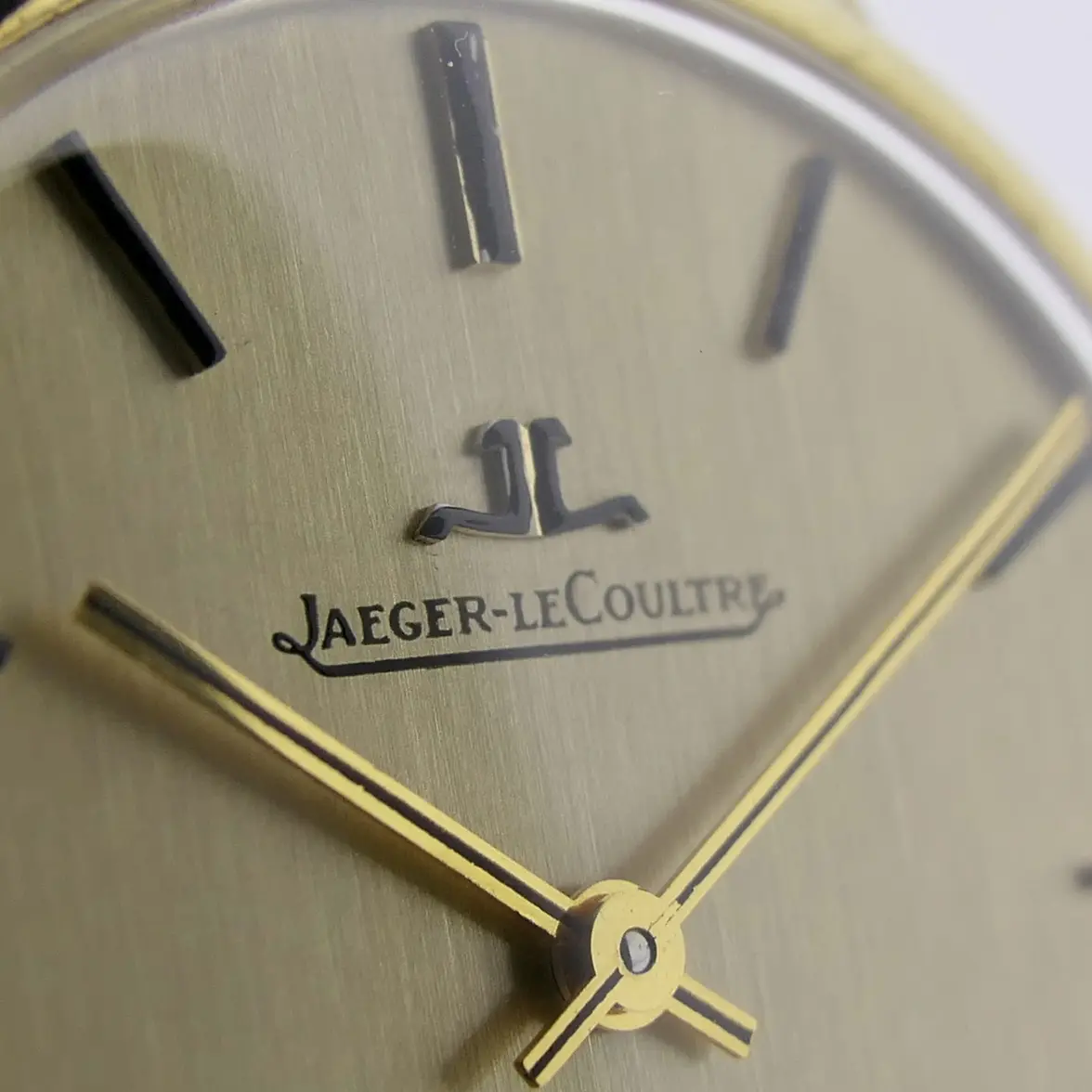 Jaeger-Le-Coultre-19060-21-18ct-manual-watch-6.webp