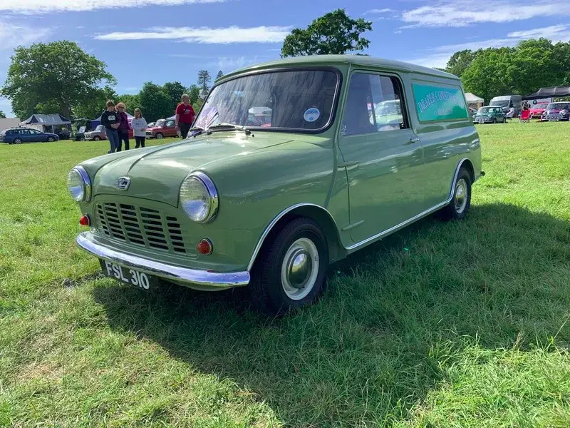 1960-austin-mini-van-64bfe3402ac1f.webp