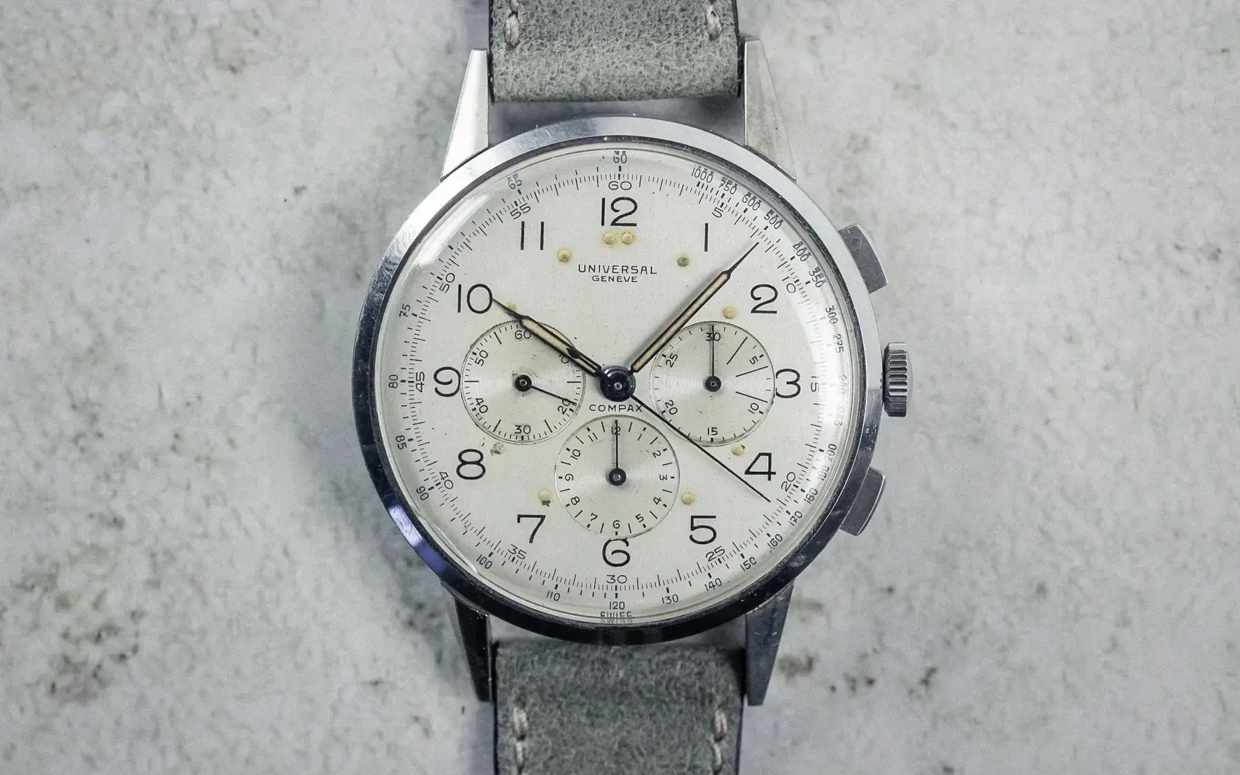 Universal-Geneve-Compax-22430-1.webp