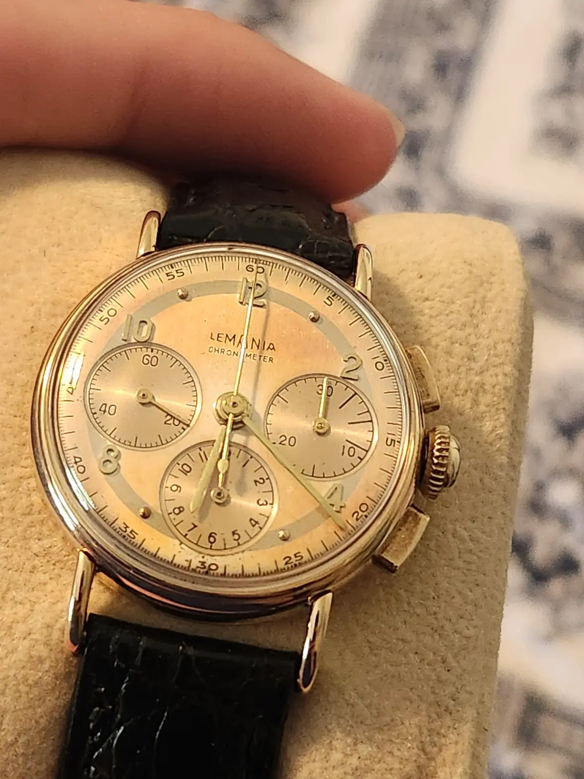 gold lemania chrono.webp