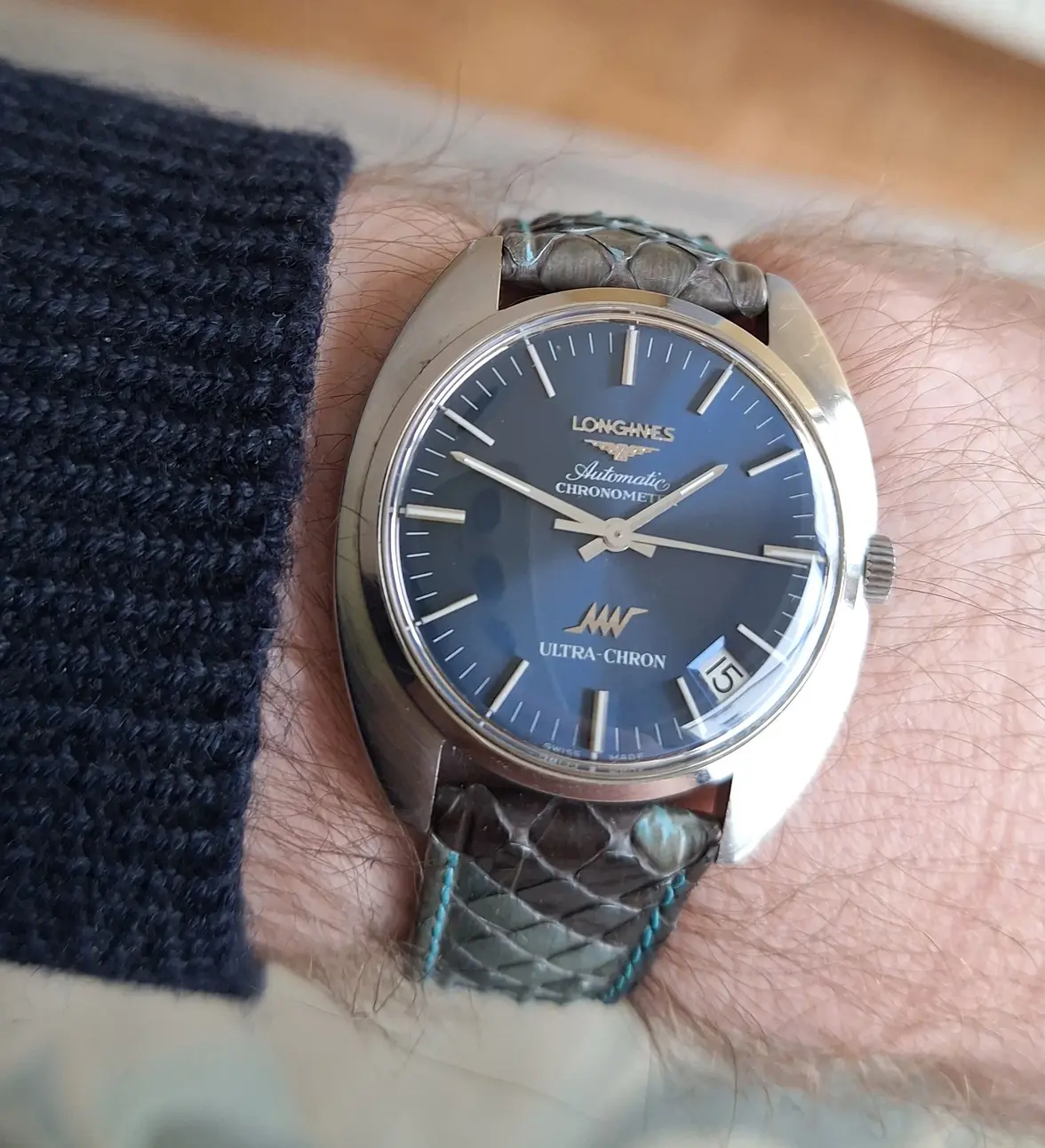 Longines Ultrachron 8353 blau wristshot 01.webp