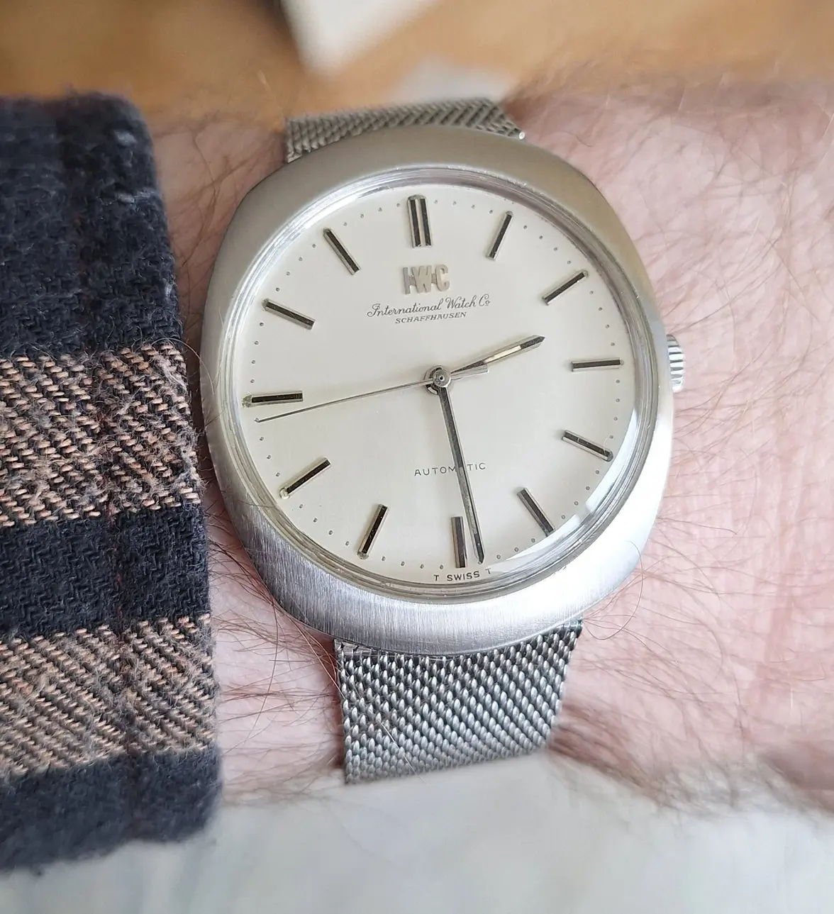 IWC R1815 wristshot 09.webp
