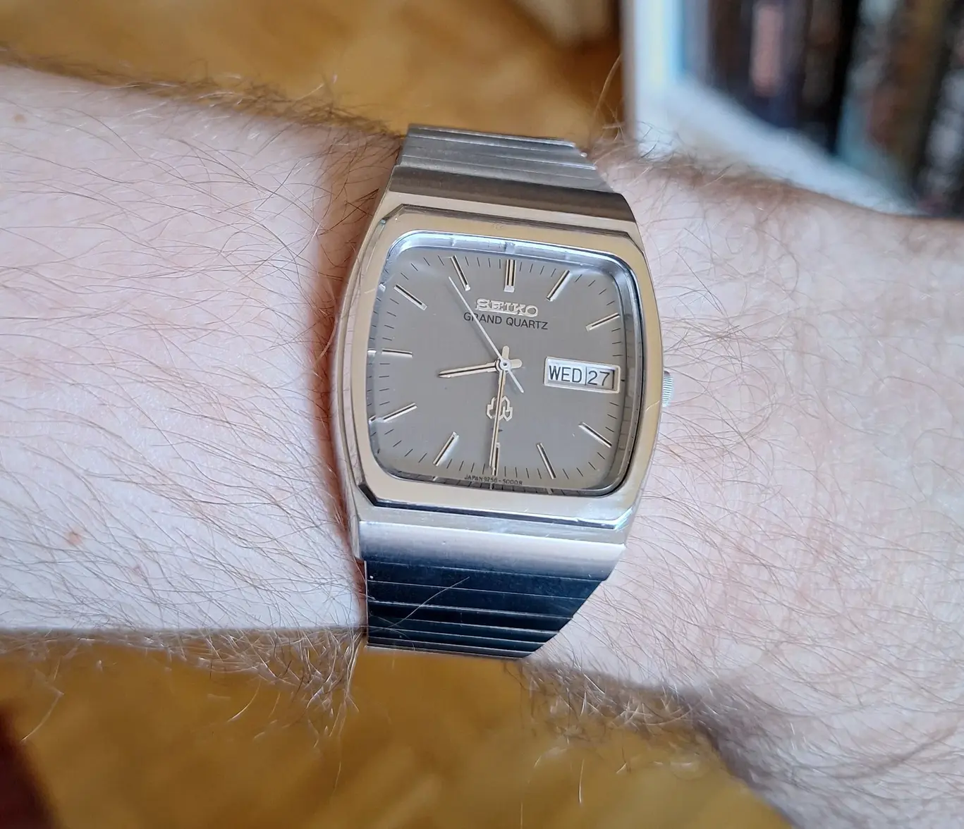 Seiko Grand Quartz 9256-5000 wristshot 01.webp
