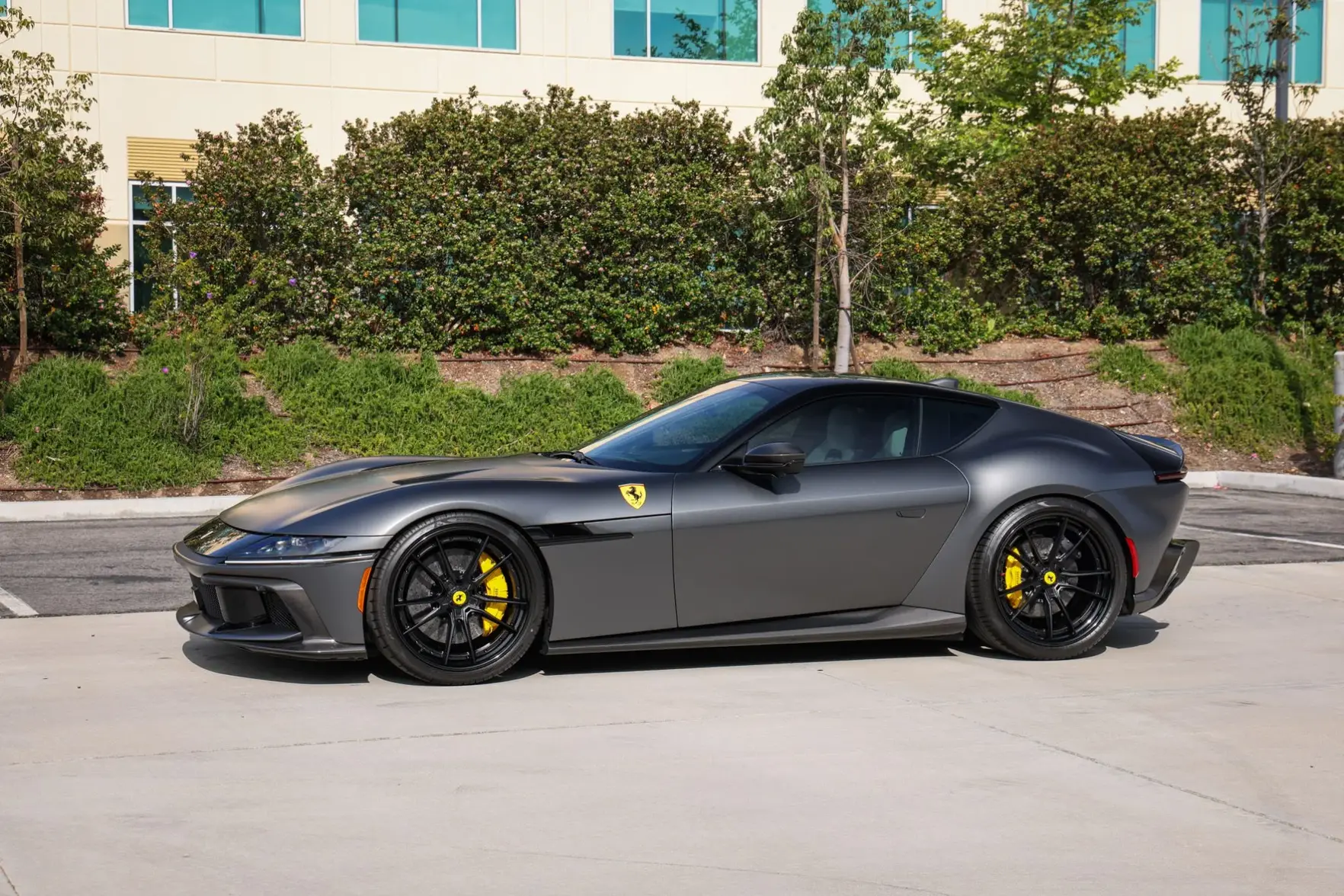 2025_ferrari_12cilindri_D86A3548-87015-scaled.webp