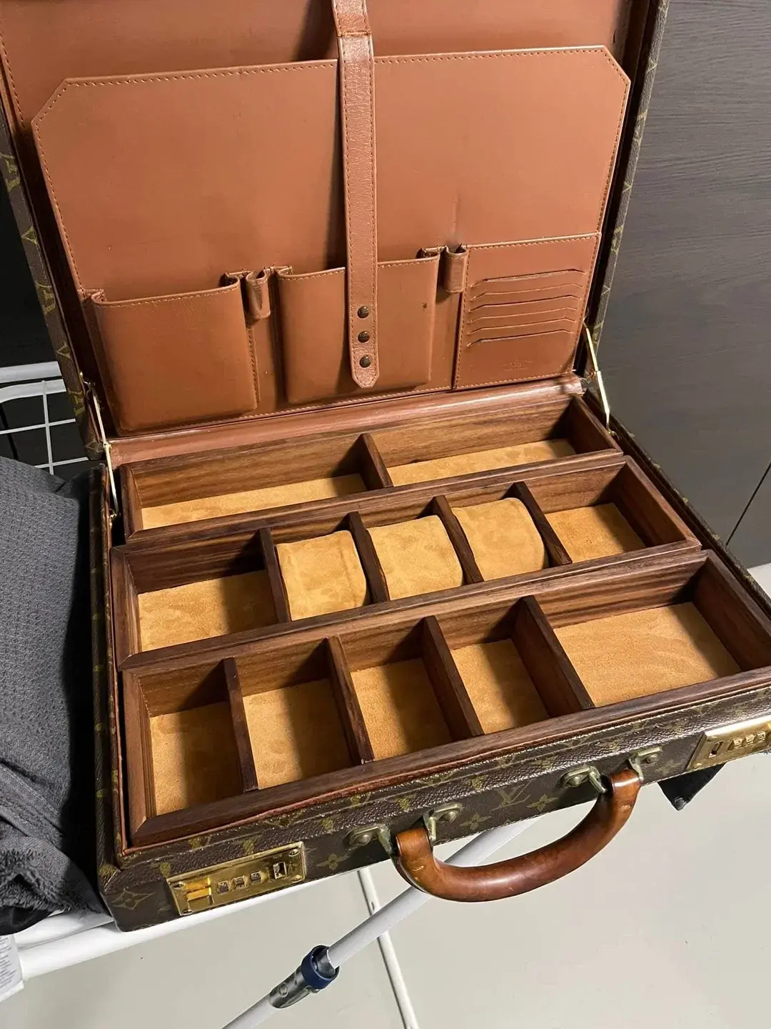 wts-vintage-louis-vuitton-watchcase-handmade-in-countless-v0-78d7xrdrn88g1.webp