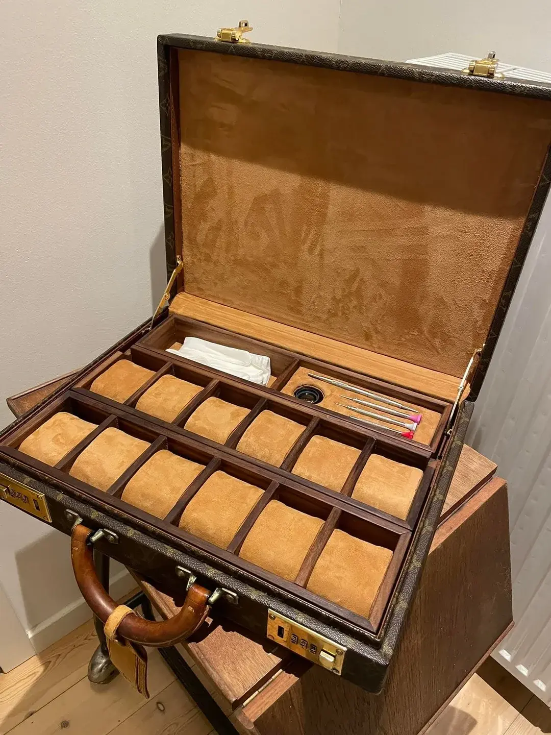 wts-vintage-louis-vuitton-watchcase-handmade-in-countless-v0-ab47k4crn88g1.webp