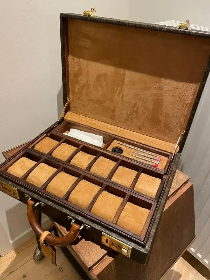 wts-vintage-louis-vuitton-watchcase-handmade-in-countless-v0-ibxkcdbrn88g1.webp