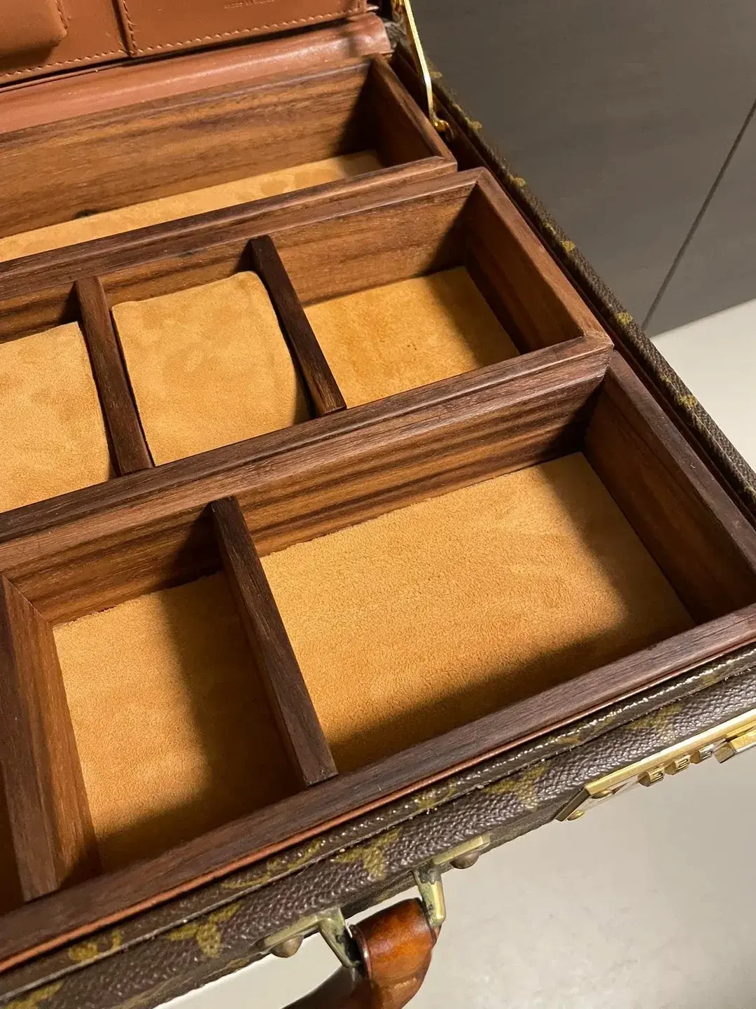 wts-vintage-louis-vuitton-watchcase-handmade-in-countless-v0-ugitu1drn88g1.webp