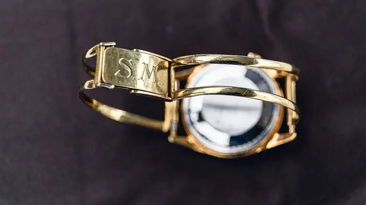 stirling-moss-memorabilia-sale-gold-watch-strap-sold-silverstone-auctions-goodwood-13112020.webp