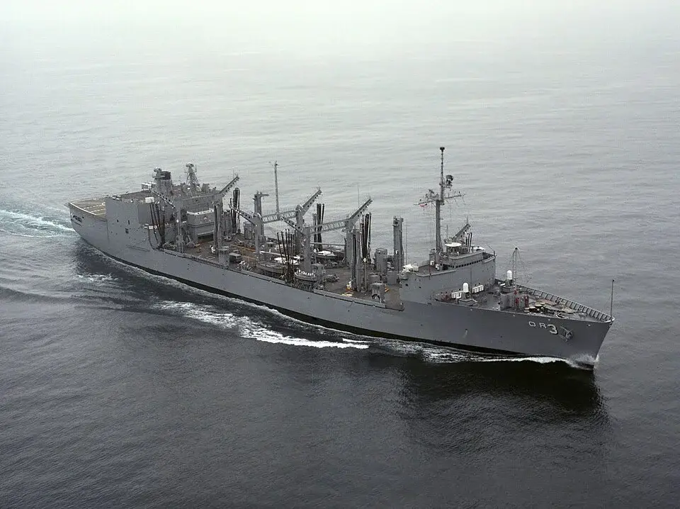 USS_Kansas_City_(AOR-3)_underway_in_the_Pacific_Ocean_on_2_July_1987_(6654947).webp